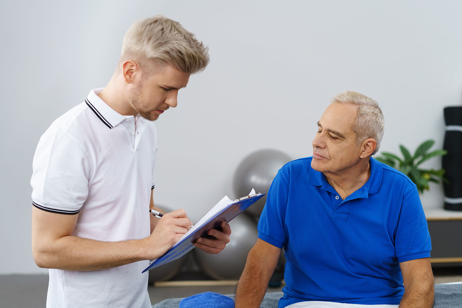 Patient und Therapeut besprechen den Verlauf der Therapie